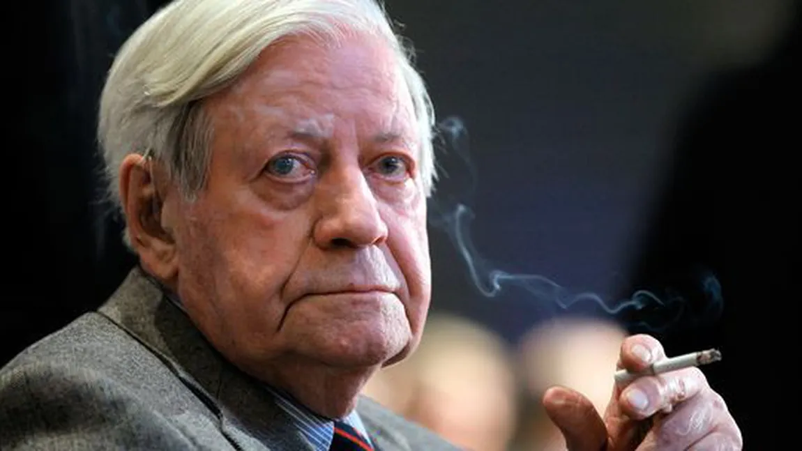 Fostul cancelar german Helmut Schmidt se află internat la terapie intensivă