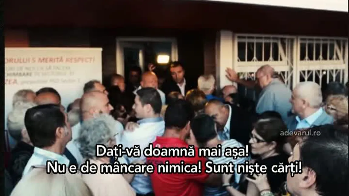 Scene ca la Revoluţie. Sute de oameni S-AU CĂLCAT ÎN PICIOARE să-l vadă pe Ion Iliescu VIDEO