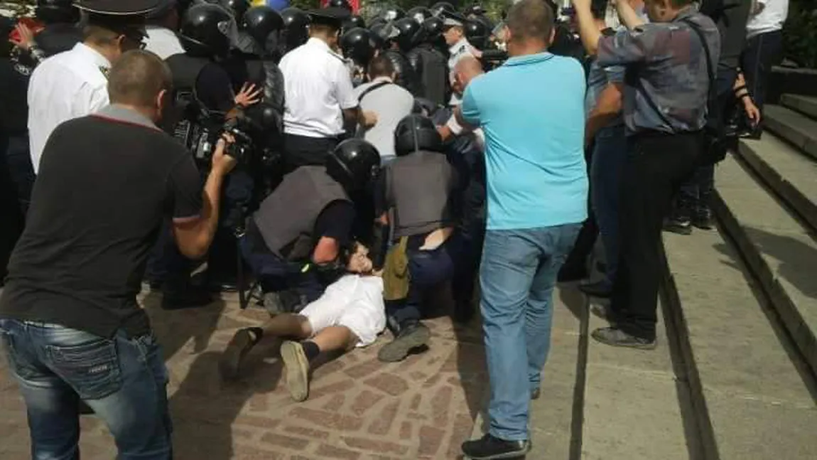 VIOLENŢE şi HAOS la Chişinău. Mii de oameni în stradă, forţele de ordine au intervenit VIDEO