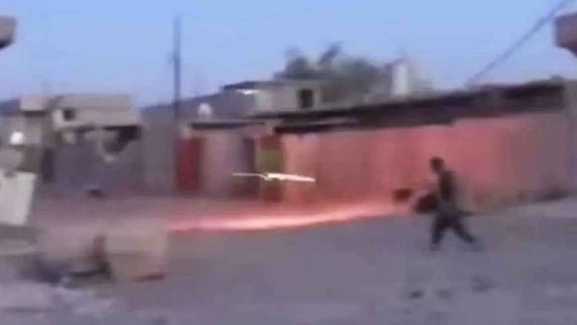 Imaginile care fac înconjurul lumii: Cum trece o rachetă la câţiva centimetri de un luptător ISIS. VIDEO