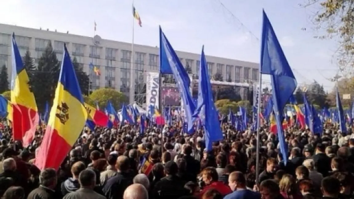 Manifestaţiile de la Chişinău continuă. Protestatarii au instalat corturi în orăşelul DEMNITĂŢII şi LIBERTĂŢII