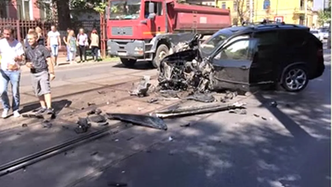 Bolid de lux, implicat într-un accident rutier SPECTACULOS în Capitală