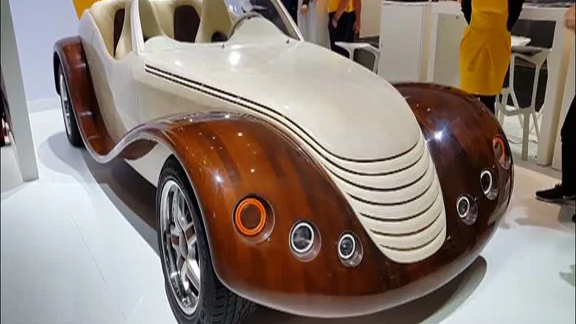 Maşina cu caroserie din lemn a unui român face senzaţie la Salonul Auto de la Frankfurt VIDEO