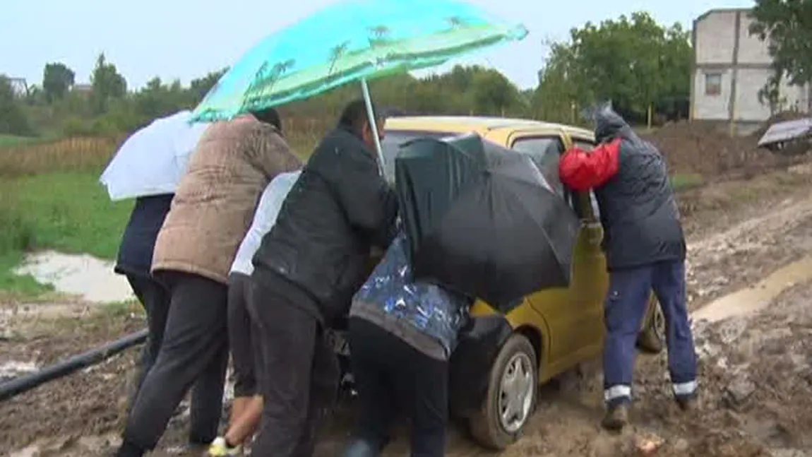 Protest în noroi, în Argeş. Revoltaţi, oamenii se plâng că trăiesc ca în Evul Mediu VIDEO