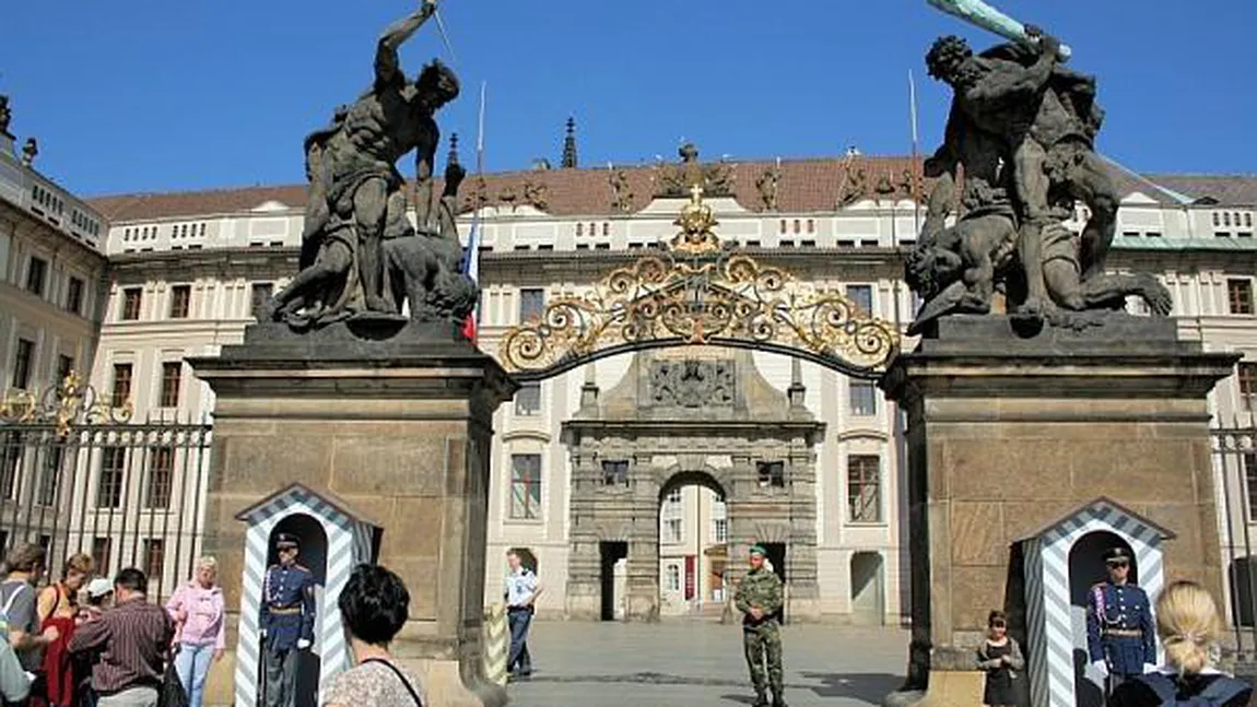 Şoc la palatul prezidenţial din Praga. Drapelul naţional, furat peste noapte. Ce a apărut în locul lui VIDEO