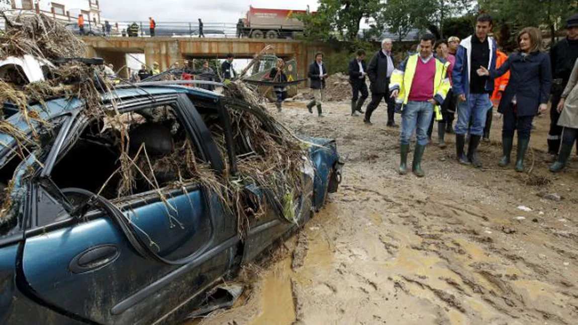 Spania, cu picioarele-n apă. Inundaţiile au făcut prăpăd în Andaluzia. Doi morţi şi maşini luate de ape VIDEO