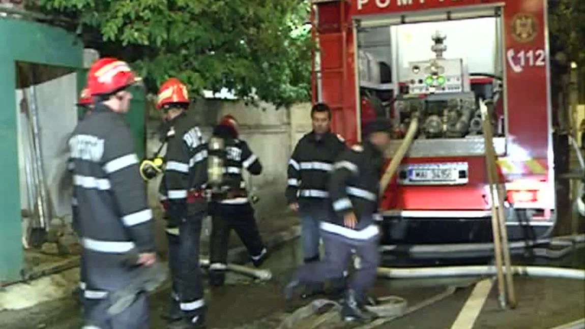 Incendiu puternic în Ferentari. Un bucureştean a dat foc la casă după ce s-a certat cu fosta soţie VIDEO