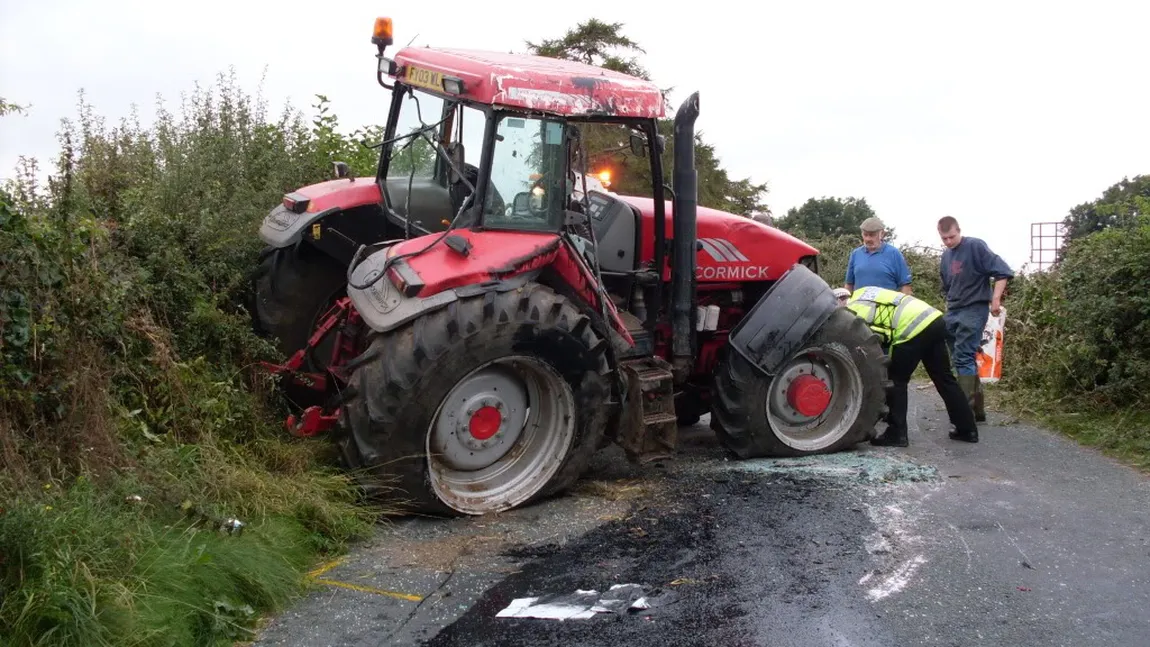 Un tractorist MORT DE BEAT s-a urcat peste o maşină, apoi a mers la culcare