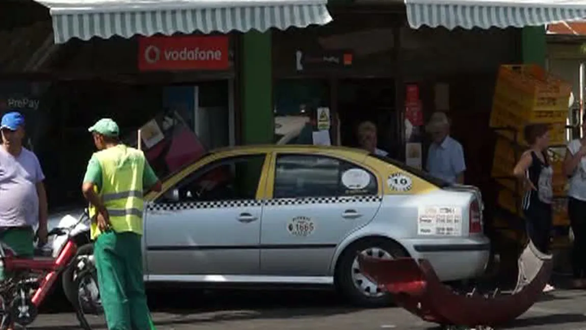 TAXI proiectat în vitrina unui MAGAZIN, după ce a fost izbit în plin de un alt autoturism VIDEO