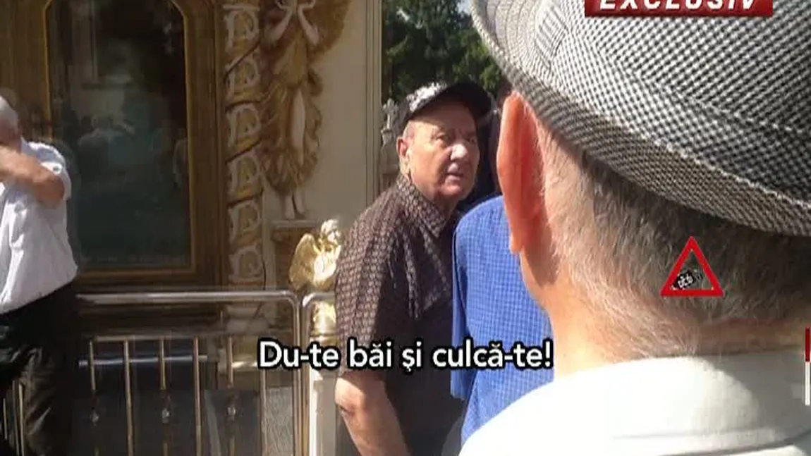 Oameni ciudaţi veniţi la înmormântarea lui Vadim Tudor. De la selfie-uri cu COROANA, la aruncat cu bani VIDEO