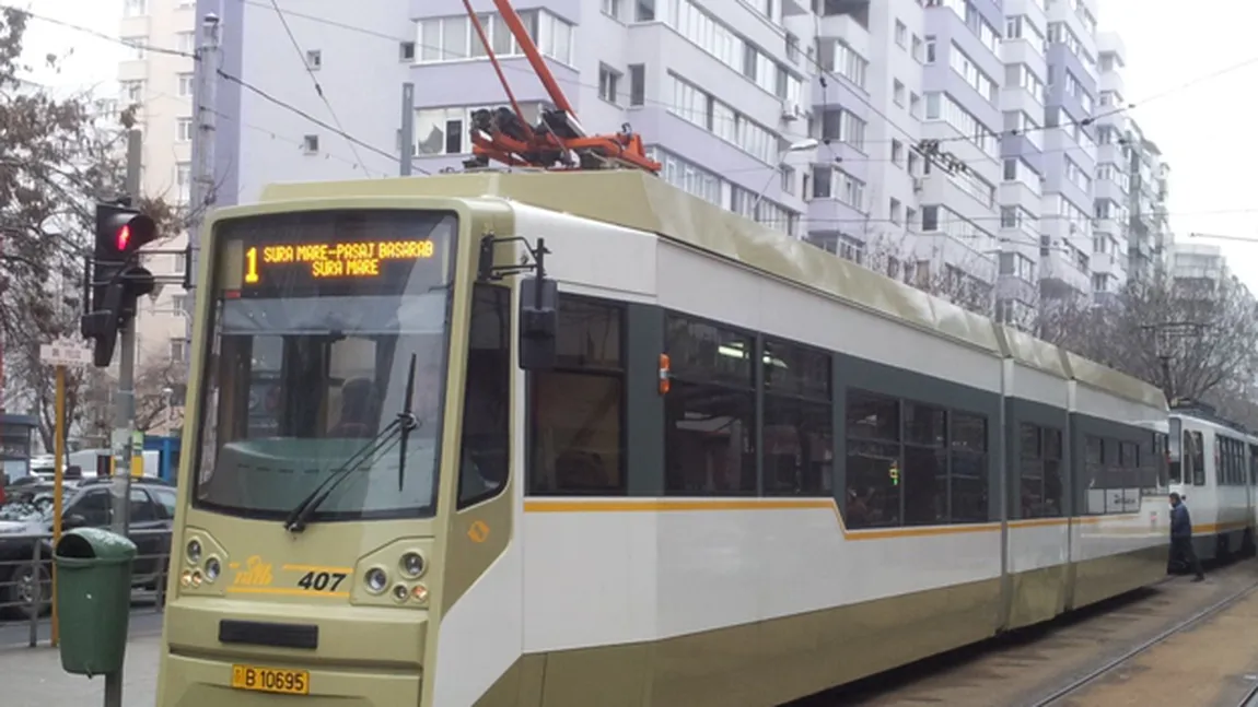 Mai multe tramvaie din Capitală, blocate din cauza unui autoturism lăsat pe linie