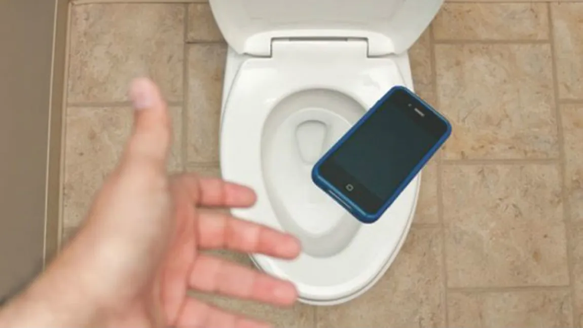 Cum repari un smartphone pe care l-ai scăpat în toaletă