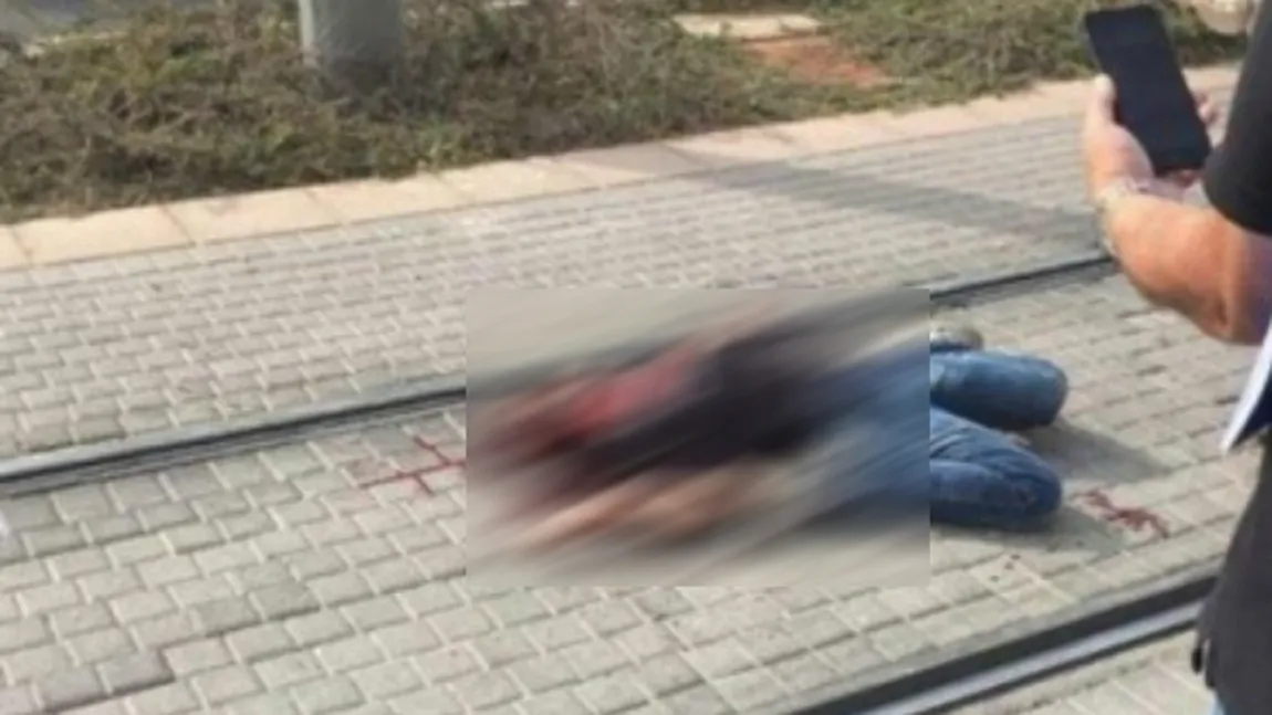 Imagini ŞOCANTE. Un copil palestinian ciuruit de gloanţe în Israel, lăsat să sângereze pe caldarâm VIDEO