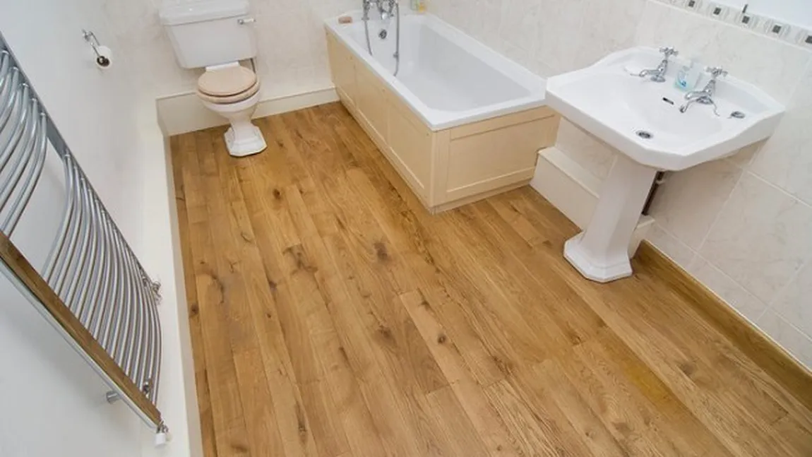 AMENAJĂRI INTERIOARE. De ce să-ţi pui parchet laminat în camera de baie