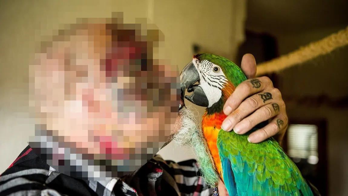 OBSESIA l-a transformat într-un MONSTRU: Un bărbat şi-a tăiat urechile pentru a arăta ca papagalul său FOTO