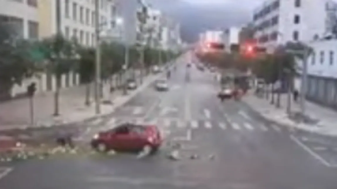 O femeie spulberată de o maşină pe trecere se ridică imediat şi îşi adună varza împrăştiată VIDEO VIRAL