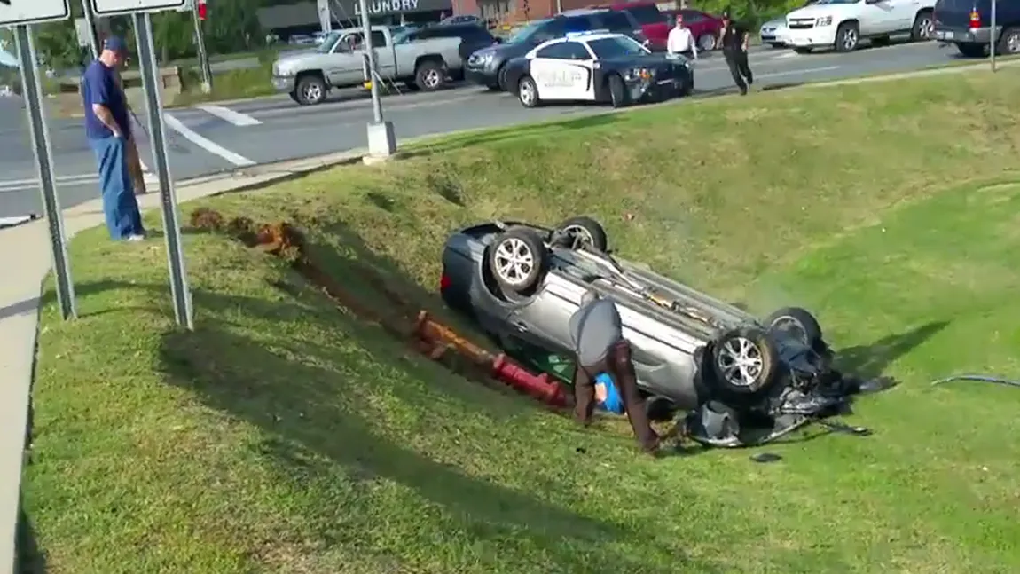 INCREDIBIL. Ce a făcut o ŞOFERIŢĂ într-o intersecţie. CUM s-a terminat totul VIDEO