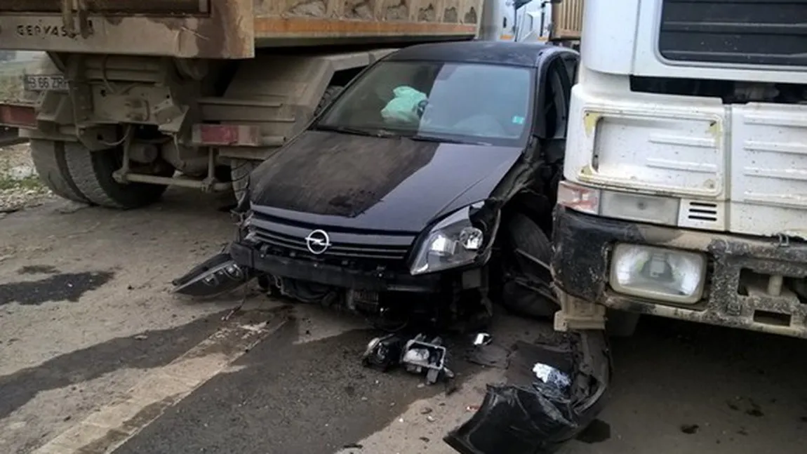 Accident GRAV: L-a dus GPS-UL pe o autostradă în lucru fix între două basculate. GALERIE FOTO