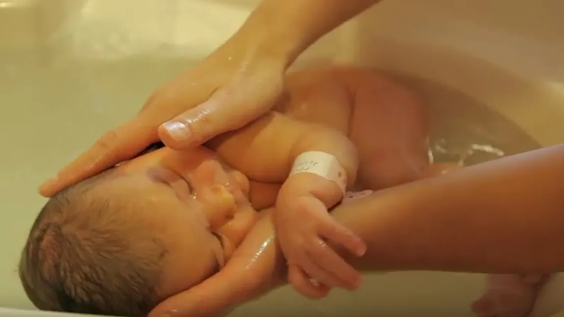 Reacţia înduioşătoare a unui bebeluş când i se fac baie şi masaj VIDEO EMOŢIONANT