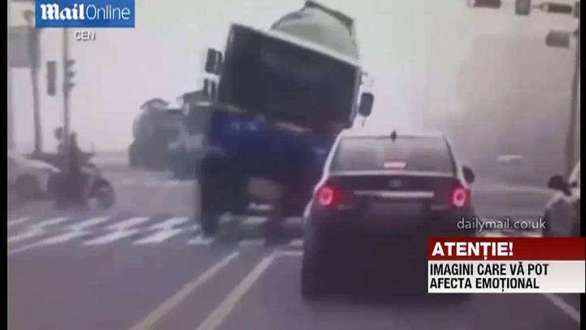 ACCIDENT CUMPLIT: O maşină, STRIVITĂ de o betonieră. Trei femei au murit VIDEO