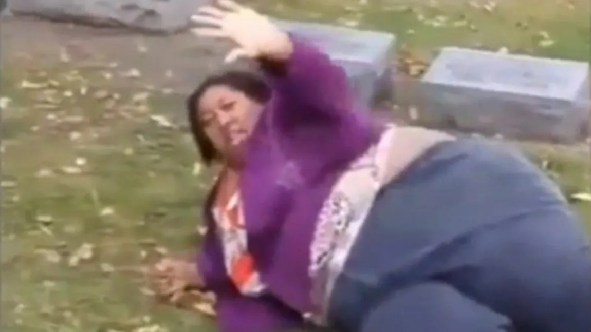 Distracţie în cimitir: O familie a râs în hohote la mormântul unui defunct GALERIE FOTO VIDEO