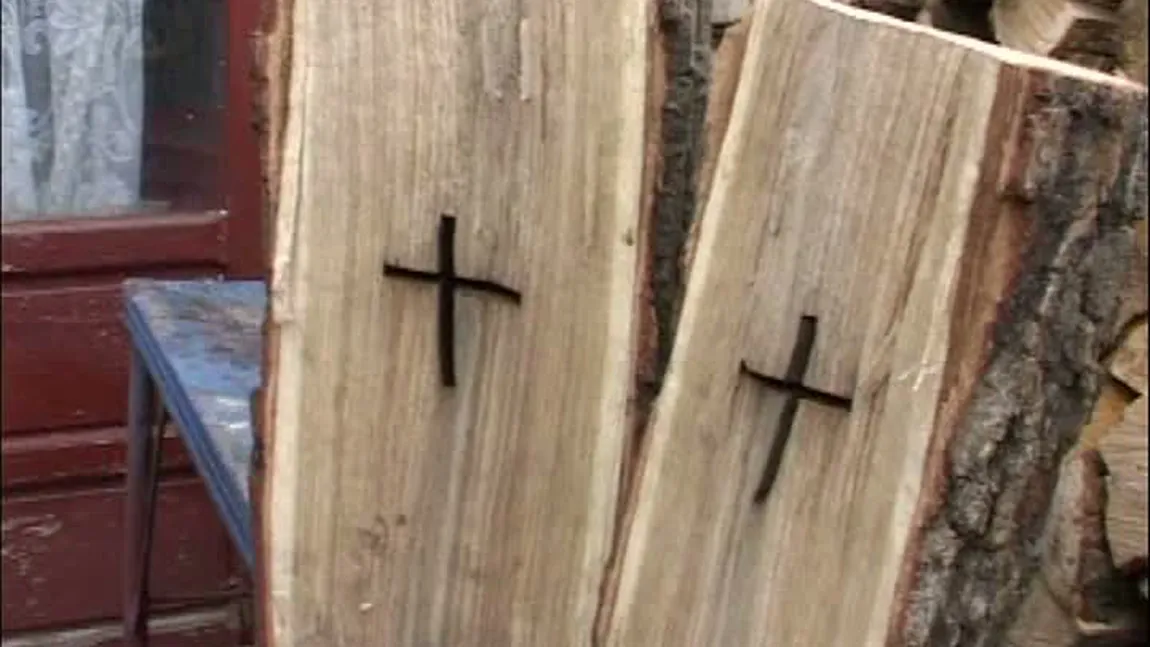 Minune sau coincidenţă? Un bărbat a descoperit o cruce sculptată perfect într-un butuc de stejar VIDEO