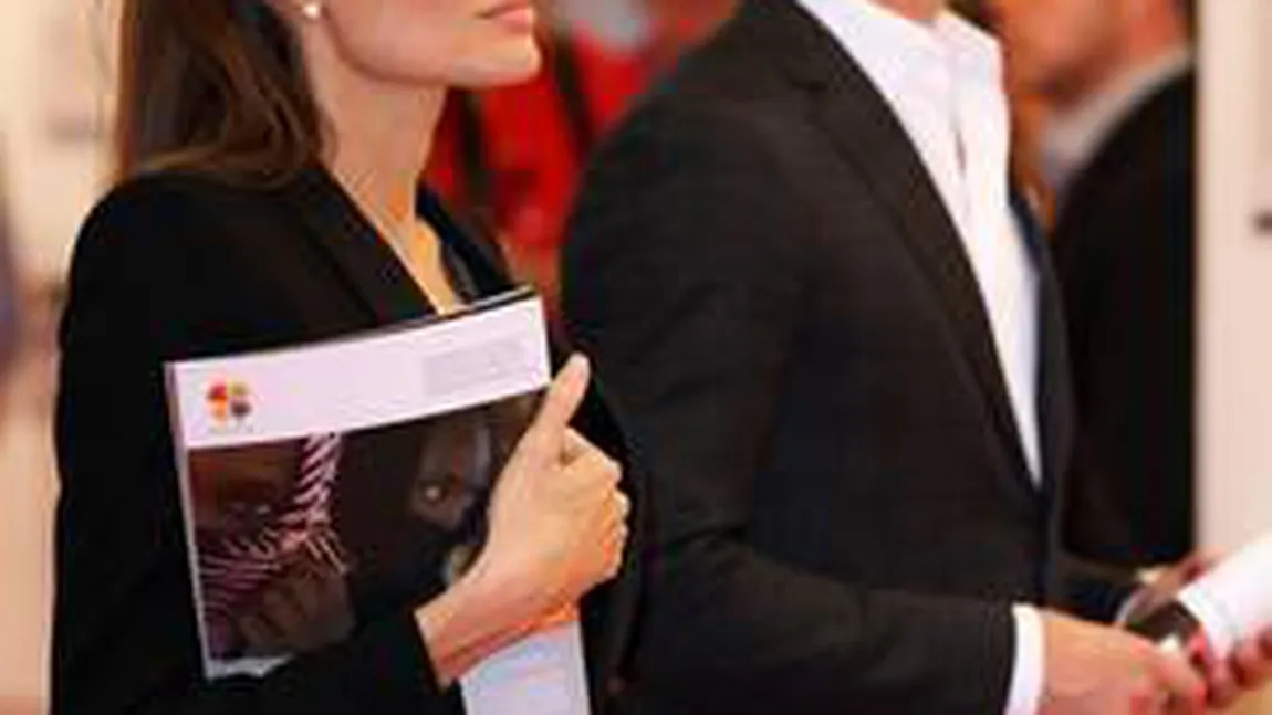Angelina Jolie şi Brad Pitt divorţează