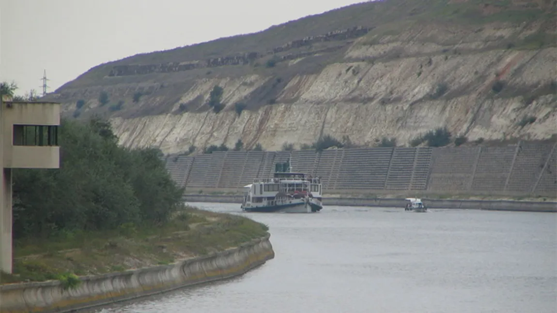 Un şofer a plonjat cu maşina în Canalul Dunăre-Marea Neagră