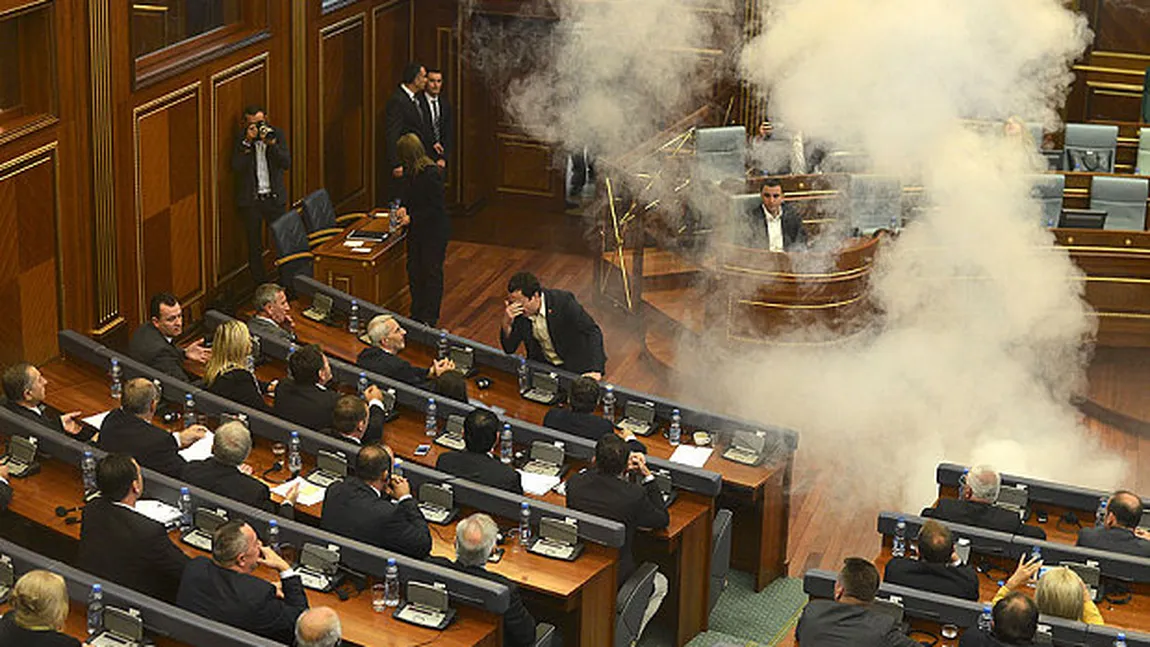 Kosovo: Protest violent, cu gaze lacrimogene, în Parlament VIDEO