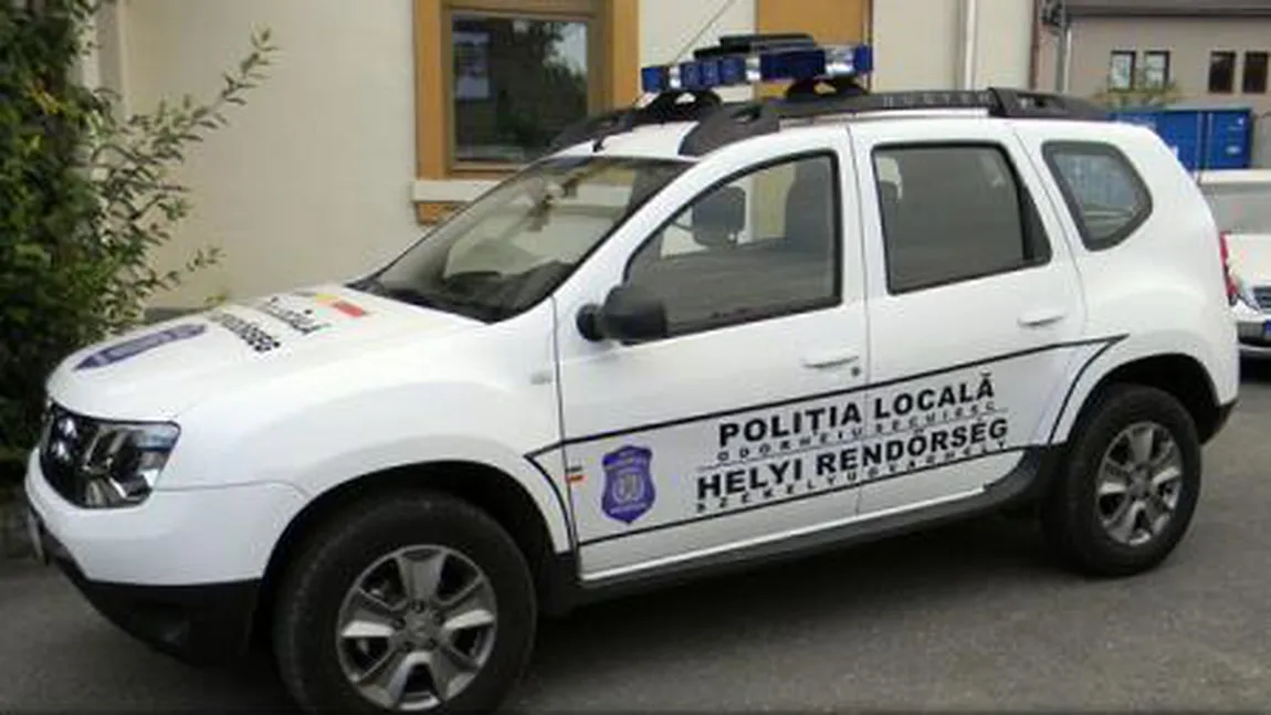 Maşina Poliţiei Locale Odorheiu Secuiesc, inscripţionată în română şi maghiară, în urma somaţiei prefectului