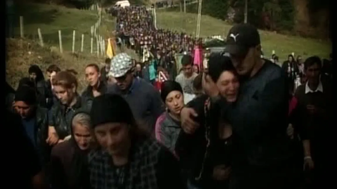 Sute de oameni la ÎNMORMÂNTAREA celor 4 TINERI din Vrancea, morţi în accident. VIDEO