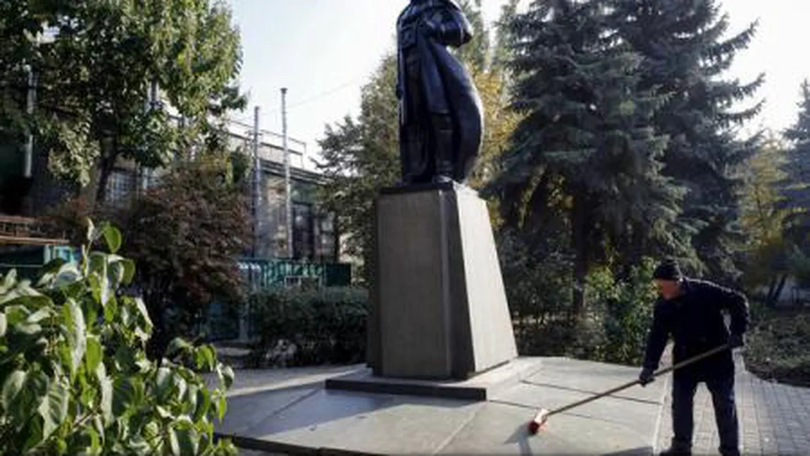 O statuie a lui Lenin, transformată în Darth Vader, personaj malefic din Războiul Stelelor