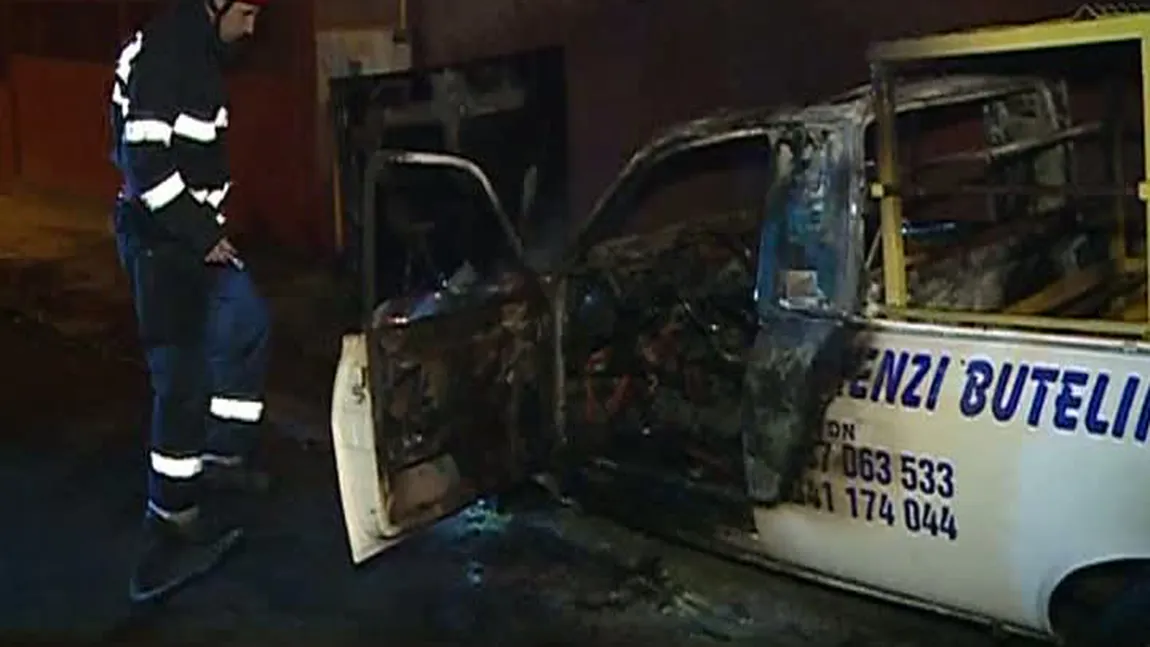 Maşini incendiate lângă depozitul de butelii VIDEO