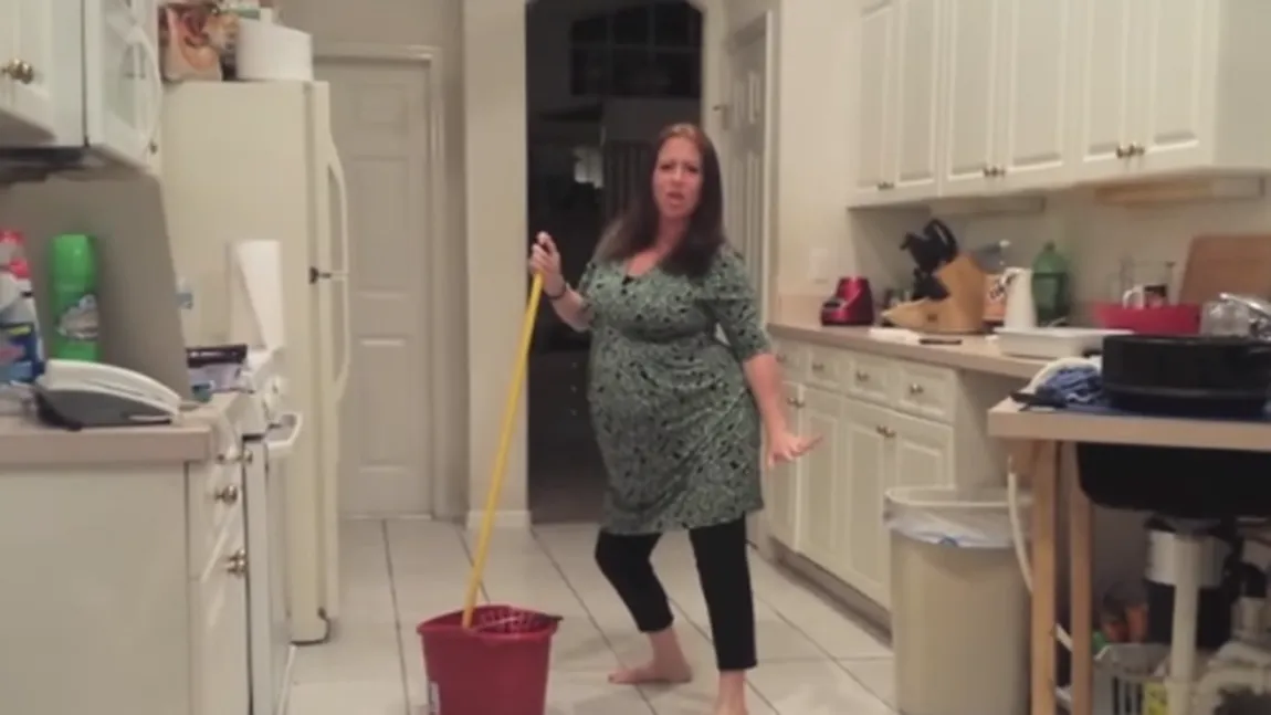 Şi-a filmat soţia gravidă în 9 luni în timp ce dansa sexy în bucătărie VIDEO