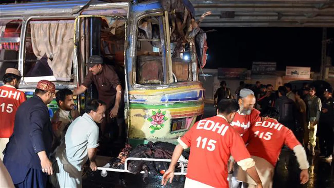 Cel puţin 10 morţi în explozia unui autocar, în Pakistan