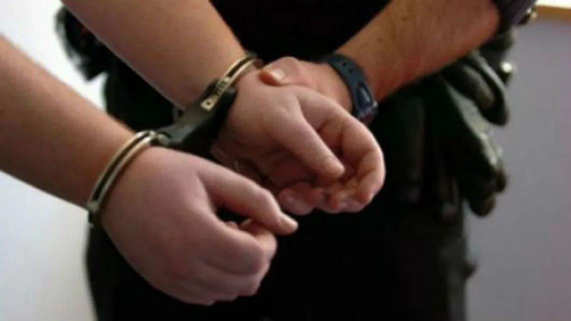 Poliţişti din Gorj, trimişi în judecată pentru că luau mită de la hoţii de cărbune