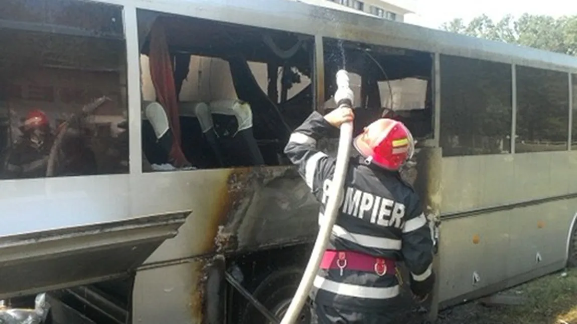 Momente de PANICĂ. Un autobuz a luat foc în mers la Târgu Jiu VIDEO