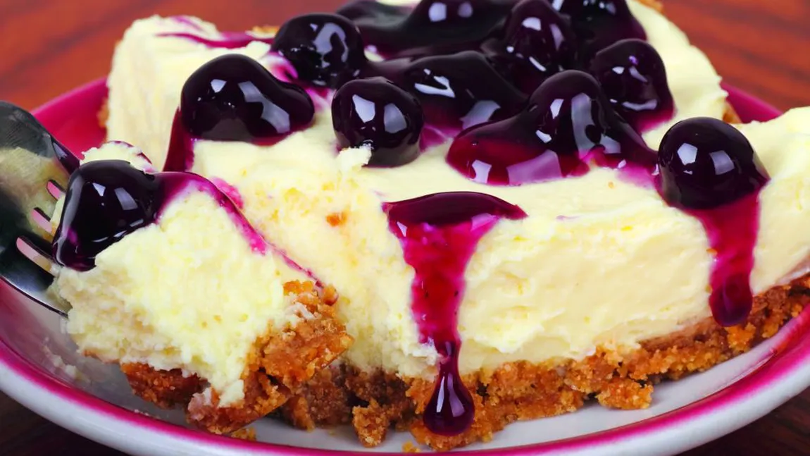 Reţeta zilei: Prăjitură cu brânză şi dulceaţă de afine. Se face uşor şi este DELICIOASĂ