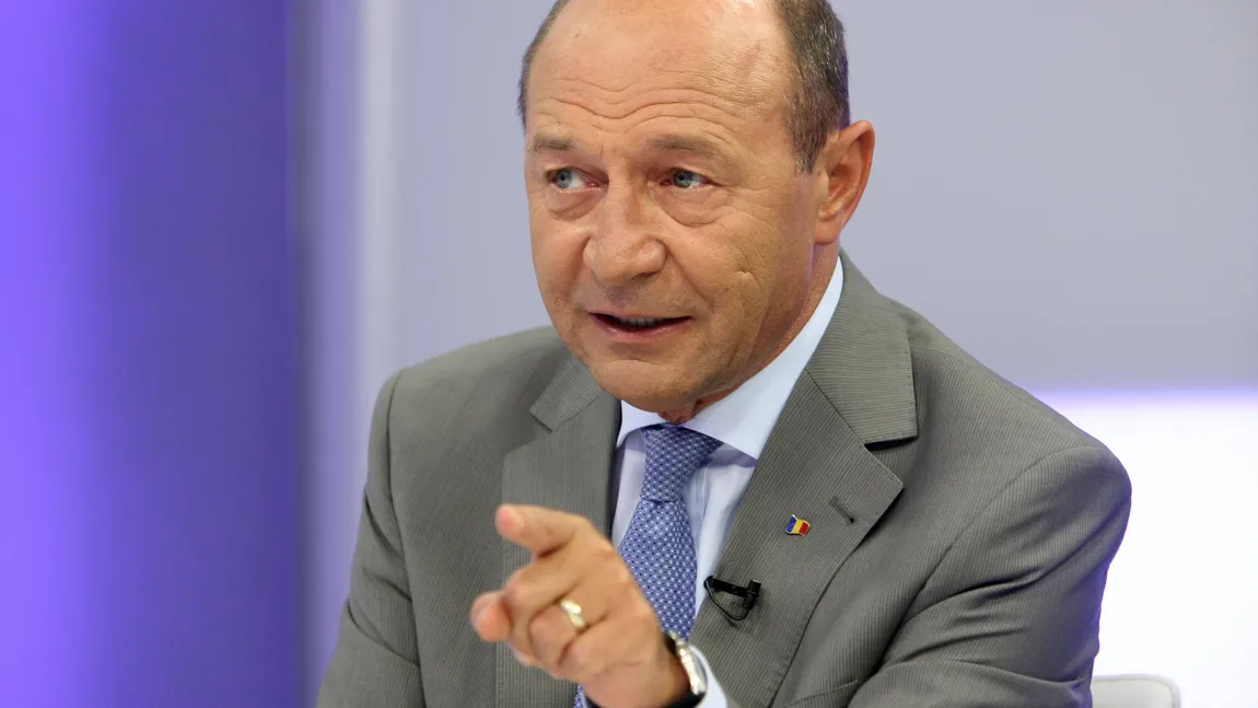 Băsescu, mesaj pentru Iohannis şi Ponta: Vă cer public să anunţaţi că România nu primeşte niciun refugiat