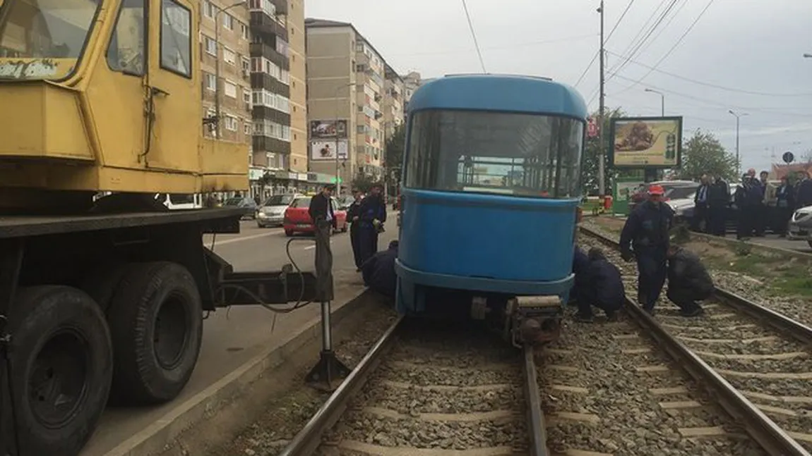 Clipe de coşmar pentru pasagerii unui tramvai din Oradea. Vehiculul a deraiat