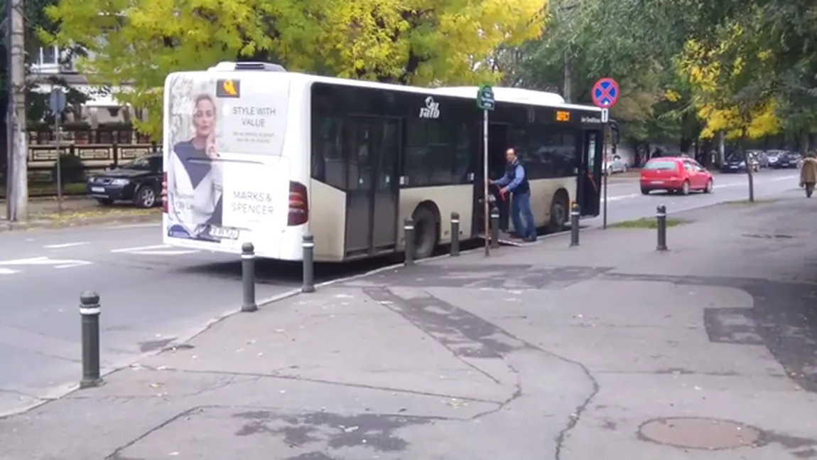 Cum să călătoreşti cu o motocicletă în autobuz? Imagini inedite, surprinse în Bucureşti VIDEO