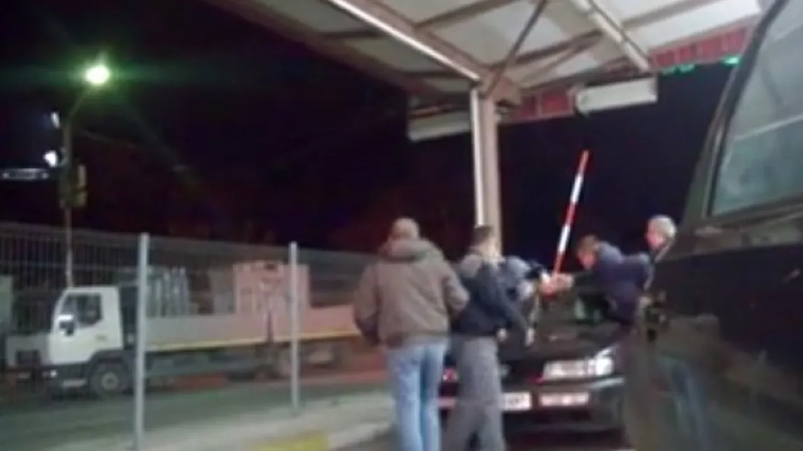 Un bărbat a fost imobilizat şi încătuşat de poliţiştii din Vama Sculeni VIDEO