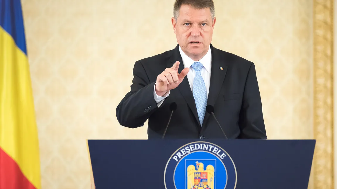 Klaus Iohannis a decorat zeci de angajaţi UPU şi SMURD din toată ţara