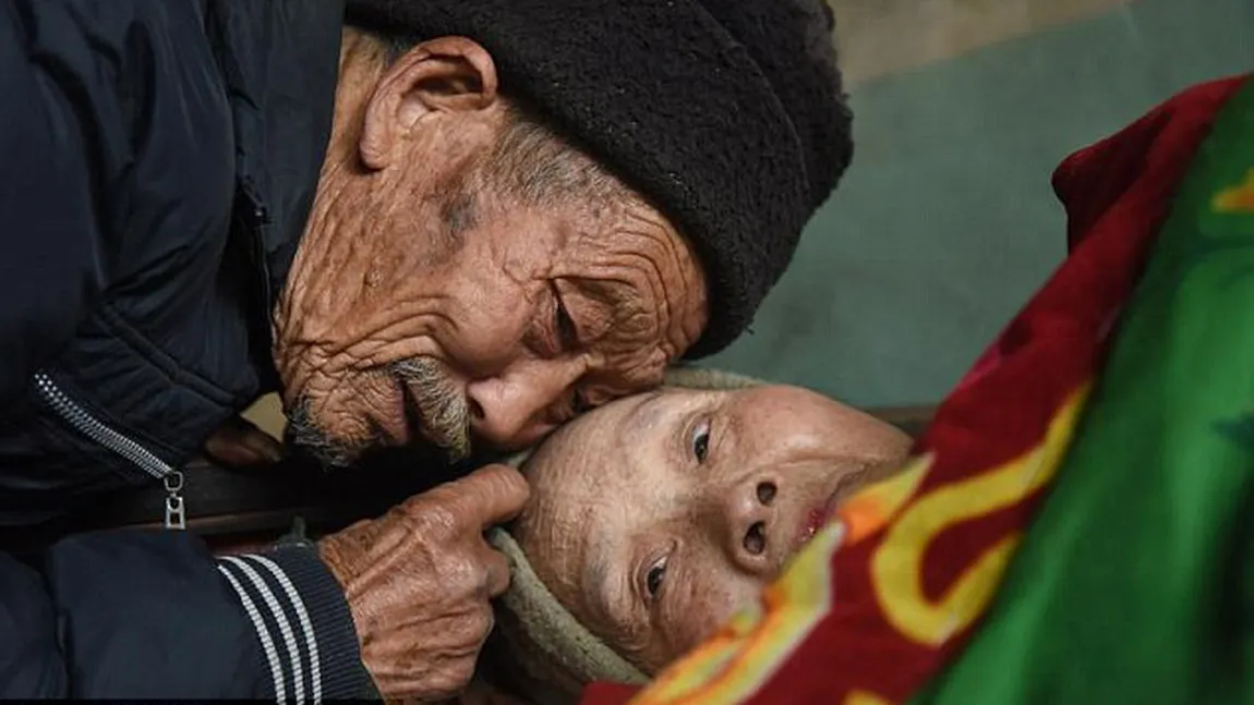 Povestea de dragoste a doi bătrâni. De 56 de ani, bărbatul şi-a hrănit soţia, a spalat-o şi nu a încetat s-o iubească