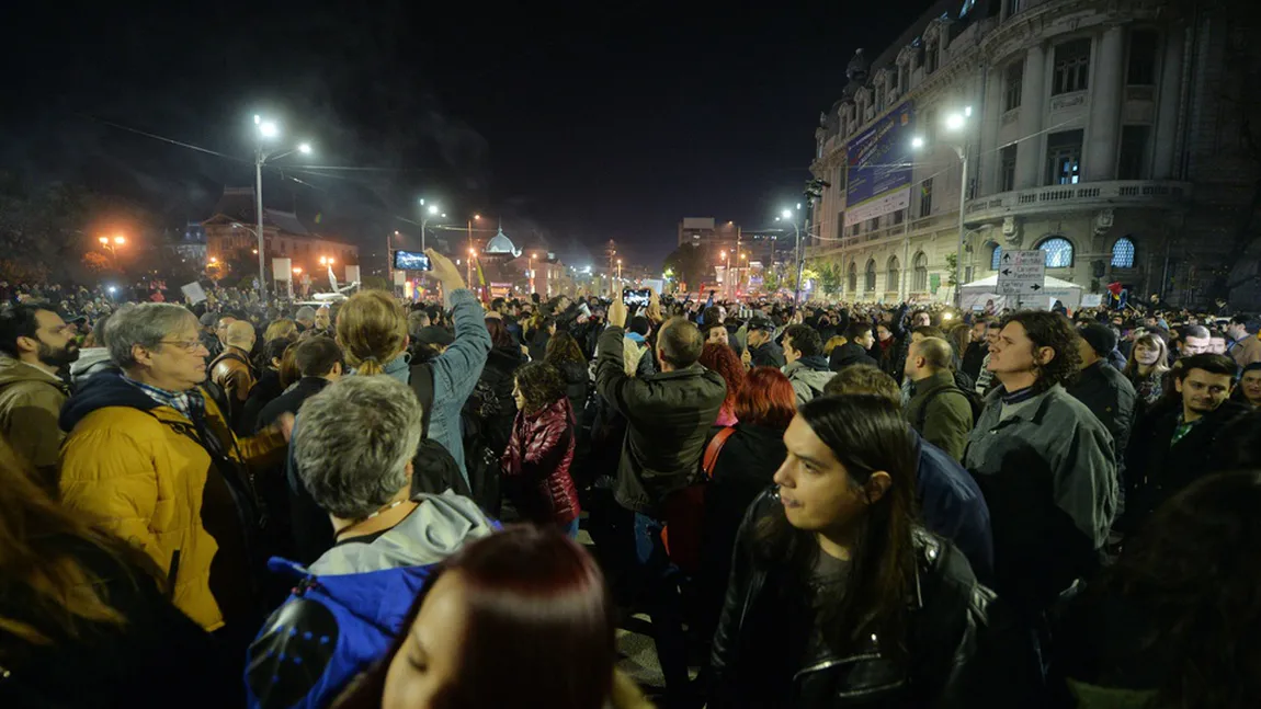 A treia zi de PROTESTE în Bucureşti şi în ţară. Mii de oameni au blocat din nou Piaţa Universităţii FOTO&VIDEO