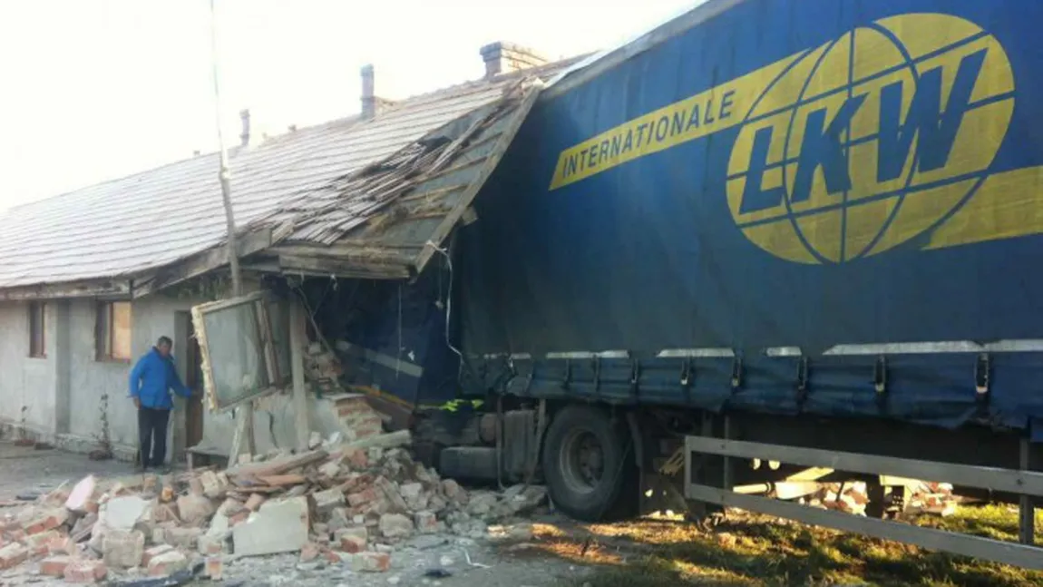 ACCIDENT în Sibiu: O familie a rămas pe drumuri, după ce casa în care locuia a fost distrusă de un TIR