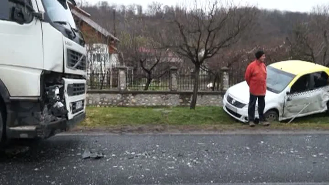 TAXI în care se aflau DOI COPII care se întorceau de la şcoală, lovit de un camion VIDEO