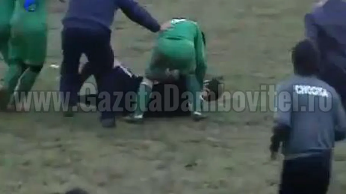 Arbitru bătut de patronul unei echipe de fotbal şi de spectatori, în Dâmboviţa. 