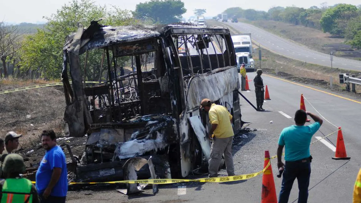 Accident grav în Mexic: Un autobuz cu pasageri s-a ciocnit cu un automobil. 23 de morţi, între care 21, carbonizaţi