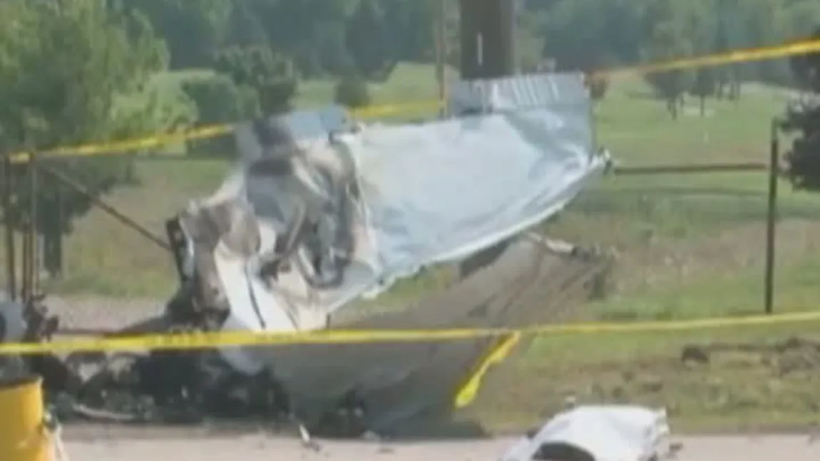 IMAGINI ŞOCANTE. A intrat cu avionul într-o casă. Au murit nouă oameni VIDEO